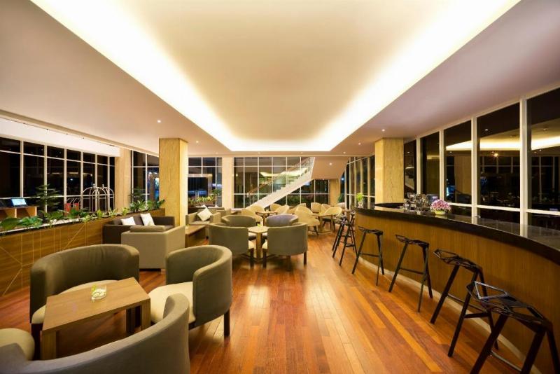 Hình ảnh quầy bar hoặc khu vực ăn uống đẹp mắt bên cạnh bể bơi ở Hà Nội, thể hiện sự tích hợp dịch vụ